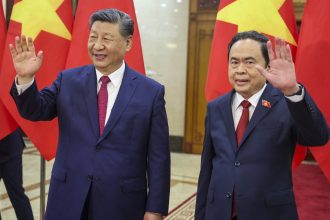 xi jinping a mers in vietnam pentru a se intalni cu liderul de la hanoi raspunsul celor doi la razboiul tarifelor declansat de trump 67fd27a47c89a