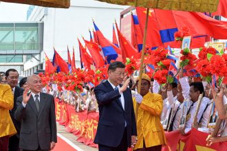 xi jinping continua turneul de forta in asia de sud est a mers in cambodgia pentru contracararea taxelor impuse de trump 6800adfd2dc57
