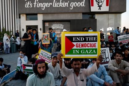 zeci de persoane au fost arestate in pakistan in urma atacurilor unor restaurante kfc protestele au legatura cu situatia din gaza 6803f8908639b