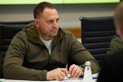 zelenski si a trimis seful administratiei la paris pentru a se intalni cu o delegatie americana ce vor discuta cele doua delegatii 6800b8c758fe6