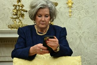 alerta de securitate in echipa lui trump fbi investigheaza compromiterea telefonului sefei de personal de la casa aba 68396b67c2d0f