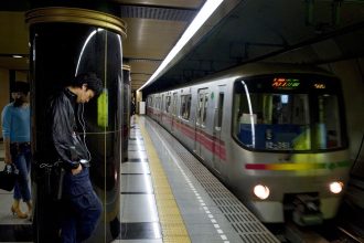 alerta la metroul din tokyo un barbat a ranit mai multe persoane dupa ce le a atacat cu cutitul 681b650cadd0e