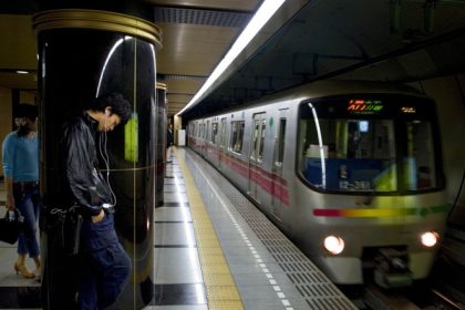 alerta la metroul din tokyo un barbat a ranit mai multe persoane dupa ce le a atacat cu cutitul 681b650cadd0e