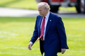 analistii il contrazic pe donald trump amenintarile presedintelui nu vor aduce productia de iphone in sua 6831a33514f40