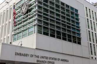 barbat arestat la new york dupa ce a incercat sa atace cu cocktailuri molotov ambasada sua din tel aviv 68338155bdf1b