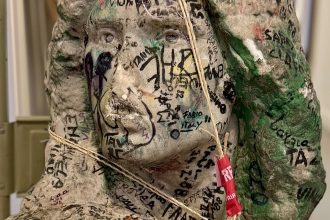 bustul lui jim morrison furat de pe mormantul sau in urma cu 37 de ani a fost gasit din intamplare 682cc1fd71efa