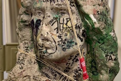 bustul lui jim morrison furat de pe mormantul sau in urma cu 37 de ani a fost gasit din intamplare 682cc1fd71efa