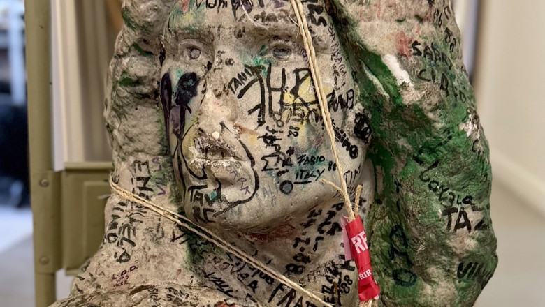 bustul lui jim morrison furat de pe mormantul sau in urma cu 37 de ani a fost gasit din intamplare 682cc1fd71efa