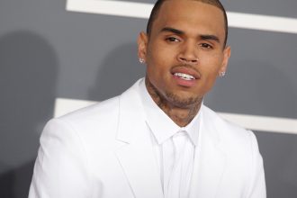 cantaretul chris brown a fost arestat si pus sub acuzare pentru agresiune si vatamare corporala in regatul unit 6826e5fcda7a6
