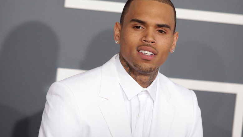 cantaretul chris brown a fost arestat si pus sub acuzare pentru agresiune si vatamare corporala in regatul unit 6826e5fcda7a6