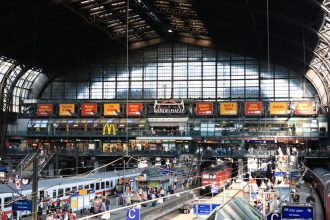 cel putin 12 raniti intr un atac cu cutitul la gara centrala din hamburg trei sunt in stare critica 6830bd85a218b