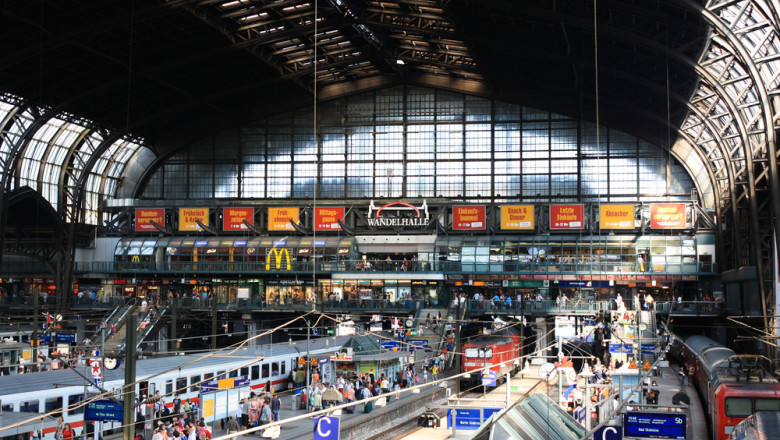 cel putin 12 raniti intr un atac cu cutitul la gara centrala din hamburg trei sunt in stare critica 6830bd85a218b