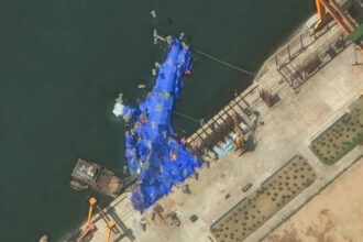 coreea de nord a lansat obiecte misterioase asemanatoare baloanelor langa nava de razboi avariata la 21 mai 683ac3ef7bc0a