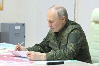 elicopterul lui putin ar fi fost prins intr un atac cu drone ucrainene in timpul vizitei sale la kursk potrivit unui comandant rus 683310d50c8aa