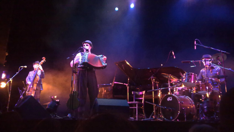 formatia britanica the tiger lillies mesaj dur despre alegerile prezidentiale din romania si ambitiile imperialistului putin 68249504967f4