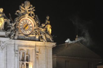foto chimia din spatele semnalului de fum transmis in timpul alegerii papei de ce foloseste vaticanul aceasta metoda 68198b9d9104b