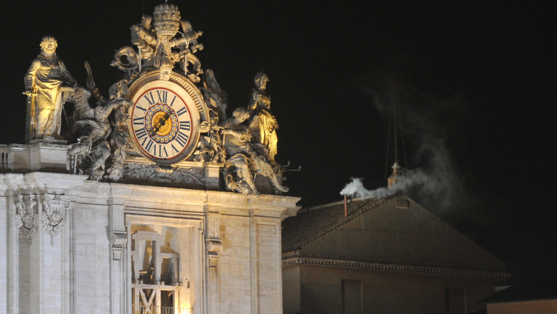 foto chimia din spatele semnalului de fum transmis in timpul alegerii papei de ce foloseste vaticanul aceasta metoda 68198b9d9104b