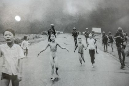 foto controversa napalm girl associated press continua sa atribuie celebra imagine din razboiul din vietnam fotografului sau nick ut 681aff19acc80
