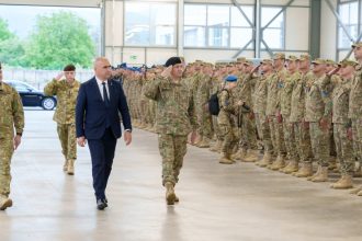 foto ilie bolojan in vizita la misiunea ue in bosnia si hertegovina el a vorbit despre rolul militarilor romani in sprijinirea securitatii 68287ac1d77d3