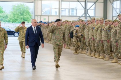 foto ilie bolojan in vizita la misiunea ue in bosnia si hertegovina el a vorbit despre rolul militarilor romani in sprijinirea securitatii 68287ac1d77d3