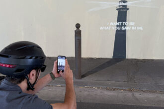 foto o noua opera a lui banksy a aparut pe o strada din marsilia vreau sa fiu ceea ce ai vazut in mine 6839bb236969b