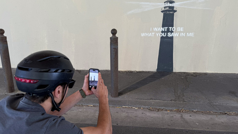 foto o noua opera a lui banksy a aparut pe o strada din marsilia vreau sa fiu ceea ce ai vazut in mine 6839bb236969b