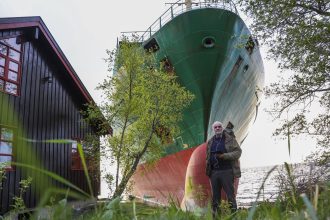 foto un norvegian s a trezit cu un vapor urias in gradina este un vecin nou foarte voluminos dar va pleca in curand 68302fbdd373c