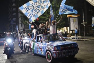 galerie foto extaz la napoli dupa ce echipa a castigat al patrulea titlu de campioana a italiei 6831977daf817