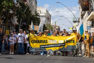 galerie foto mii de spanioli au protestat impotriva turismului excesiv in insulele canare este un colaps total 6829fbd956319