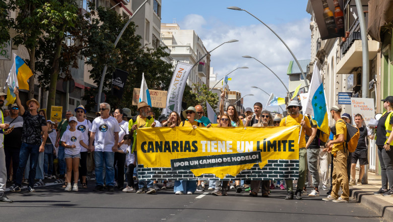 galerie foto mii de spanioli au protestat impotriva turismului excesiv in insulele canare este un colaps total 6829fbd956319