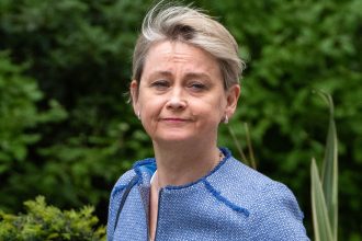 guvernul de la londra cu ochii pe vizele de munca si pe strainii care comit infractiuni strategia britanicilor de a reduce imigratia 68209728258fb