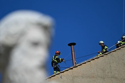 hornul din care va iesi fumul alb dupa alegerea noului papa a fost instalat pe acoperisul capelei sixtine 68148bf200068