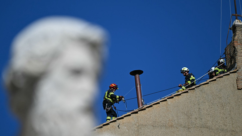 hornul din care va iesi fumul alb dupa alegerea noului papa a fost instalat pe acoperisul capelei