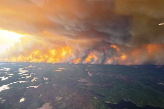 incendiile de vegetatie scapate de sub control din canada alunga mii de oameni din case avem nevoie de ploi 68394a9750d72