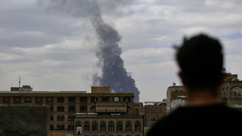 israelul a bombardat principalul aeroport din sanaa capitala yemenului rebelii houthi promit represalii 681a35896f9ea