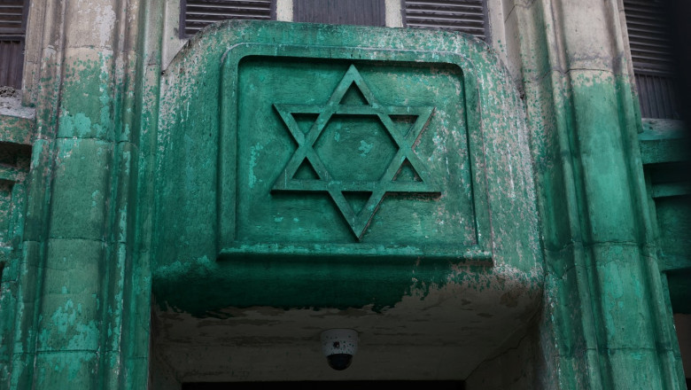 memorialul holocaustului si mai multe sinagogi din paris vandalizate o forma de stigmatizare violenta a evreilor 683b265f3701a