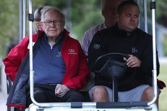 miliardarul warren buffett se retrage de la sefia berkshire hathaway dupa peste 60 de ani cine va fi succesorul 6816e77660223