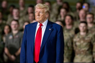 militarizarea sua donald trump vrea o crestere de 65 a bugetului pentru securitate interna si de 13 pentru aparare 681506f8da170