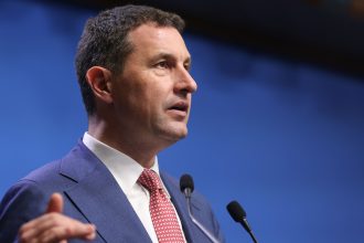 ministrul finantelor pietele evalueaza situatia politica actuala ca un risc semnificativ si factor negativ 68206cb9a4beb