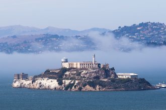 misterul celei mai faimoase evadari din alcatraz trei detinuti au scapat de pe insula fortareata si nu au mai fost vazuti niciodata 682824bd652d1