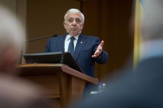 mugur isarescu ne am jucat cu focul ca tara au fost iesiri mari de capital 682ca0f139a89