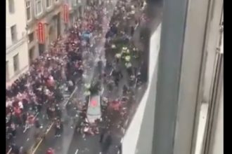 news alert videofoto un barbat a fost retinut dupa ce a intrat cu masina in multime la parada echipei liverpool 6834b90dcca7b