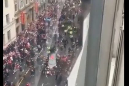 news alert videofoto un barbat a fost retinut dupa ce a intrat cu masina in multime la parada echipei liverpool 6834b90dcca7b