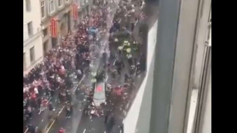 news alert videofoto un barbat a fost retinut dupa ce a intrat cu masina in multime la parada echipei liverpool 6834b90dcca7b
