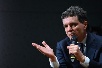 nicusor dan in fata studentilor in multe locuri statul este de la neglijent pana la capturat e nevoie de presiunea societatii 683189e600ac2