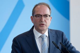 noul guvern german a ordonat politiei de frontiera sa respinga la granite majoritatea migrantilor 681ba328affb7