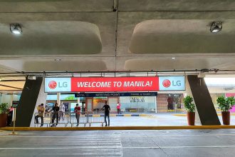 o masina a intrat cu viteza pe aleea zonei de plecari a aeroportului din manila si a ucis doi oameni printre care si o fetita de 5 ani 6817096cd9515