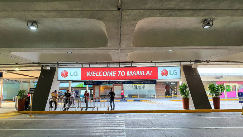 o masina a intrat cu viteza pe aleea zonei de plecari a aeroportului din manila si a ucis doi oameni printre care si o fetita de 5 ani 6817096cd9515