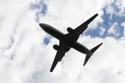 panica la inaltime in sua un pasager a incercat sa deschida usile avionului in timpul zborului pilotii au deviat cursa 68335725a0fd4