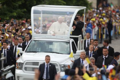 papamobilul suveranului pontif va fi transformat in spital mobil pentru copiii din gaza 681888a0d7a56